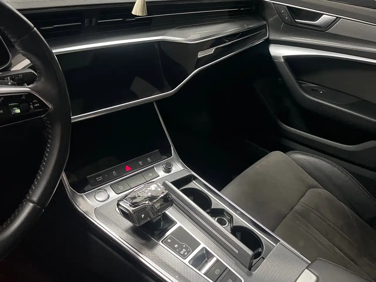 Фото 10 - Audi A6L