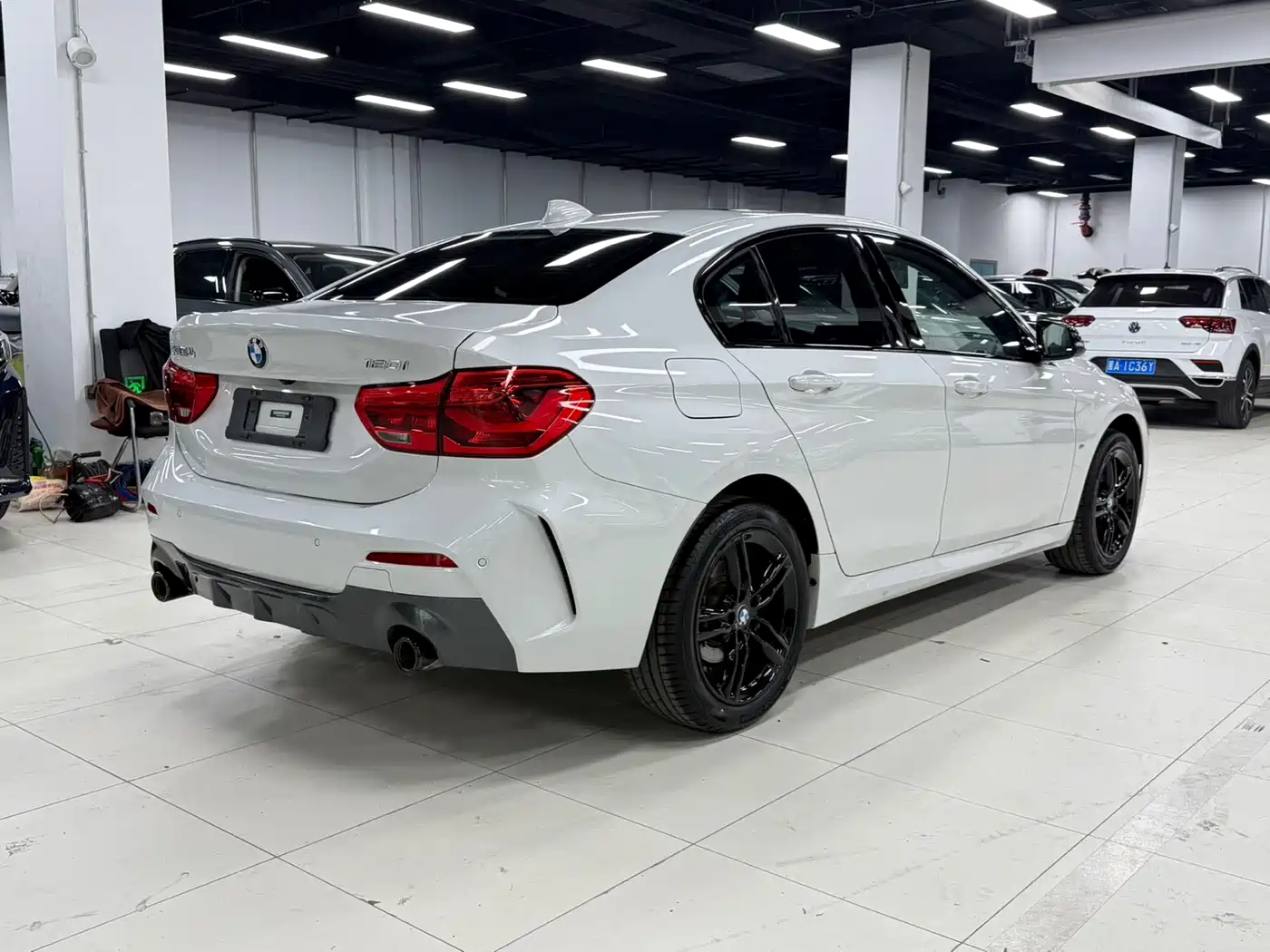 BMW 1 Series 2022 120i M Sport Shadow Edition фото 5