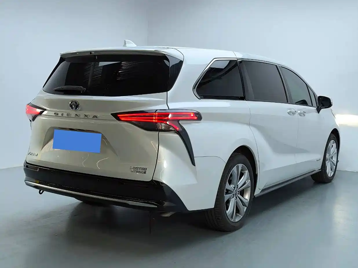 Toyota Sienna 2023 2.5L Hybrid Premium Edition фото 4