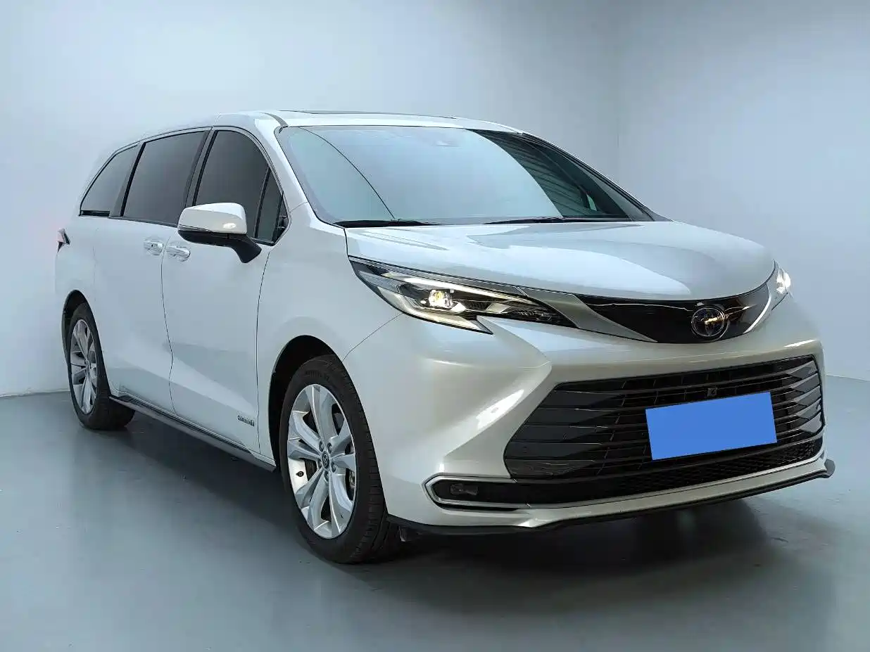 Toyota Sienna 2023 2.5L Hybrid Premium Edition фото 6