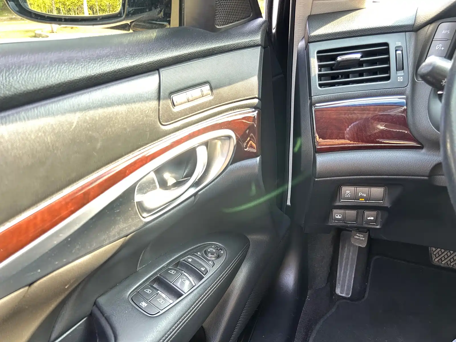 Photo 18 - Infiniti Q70