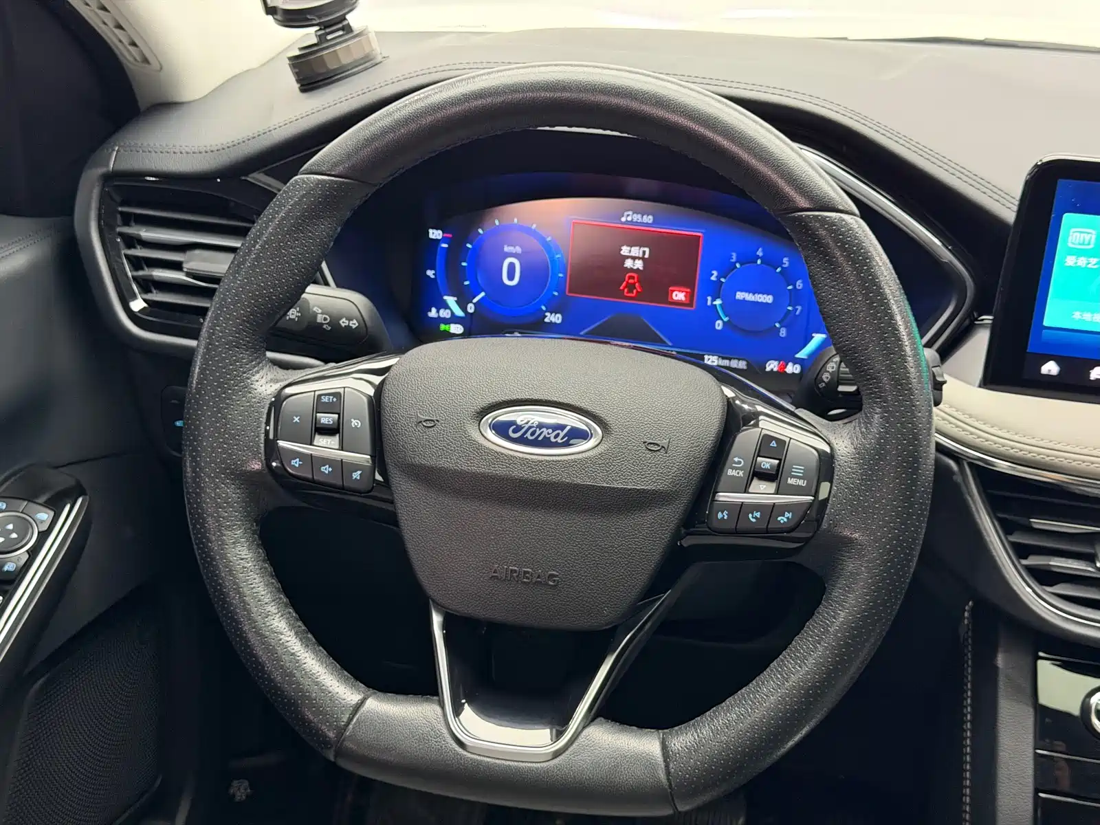 Photo 17 - Ford Escape