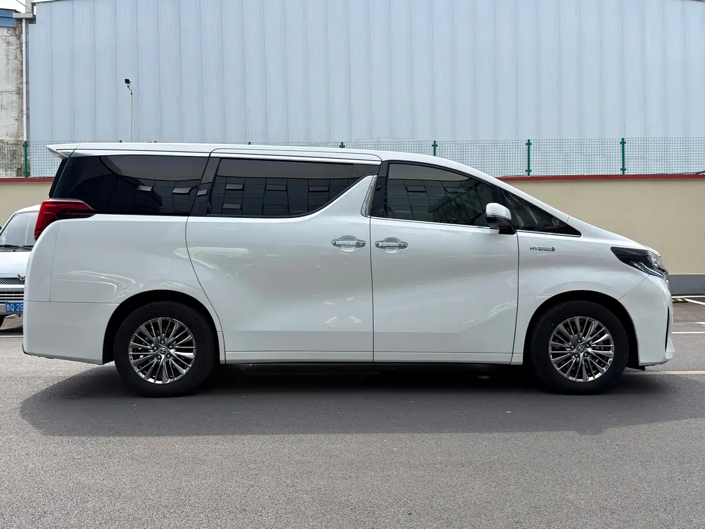 Toyota Alphard 2021 Hybrid 2.5L Luxury фото 14