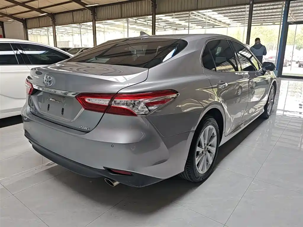 Фото 7 - Toyota Camry