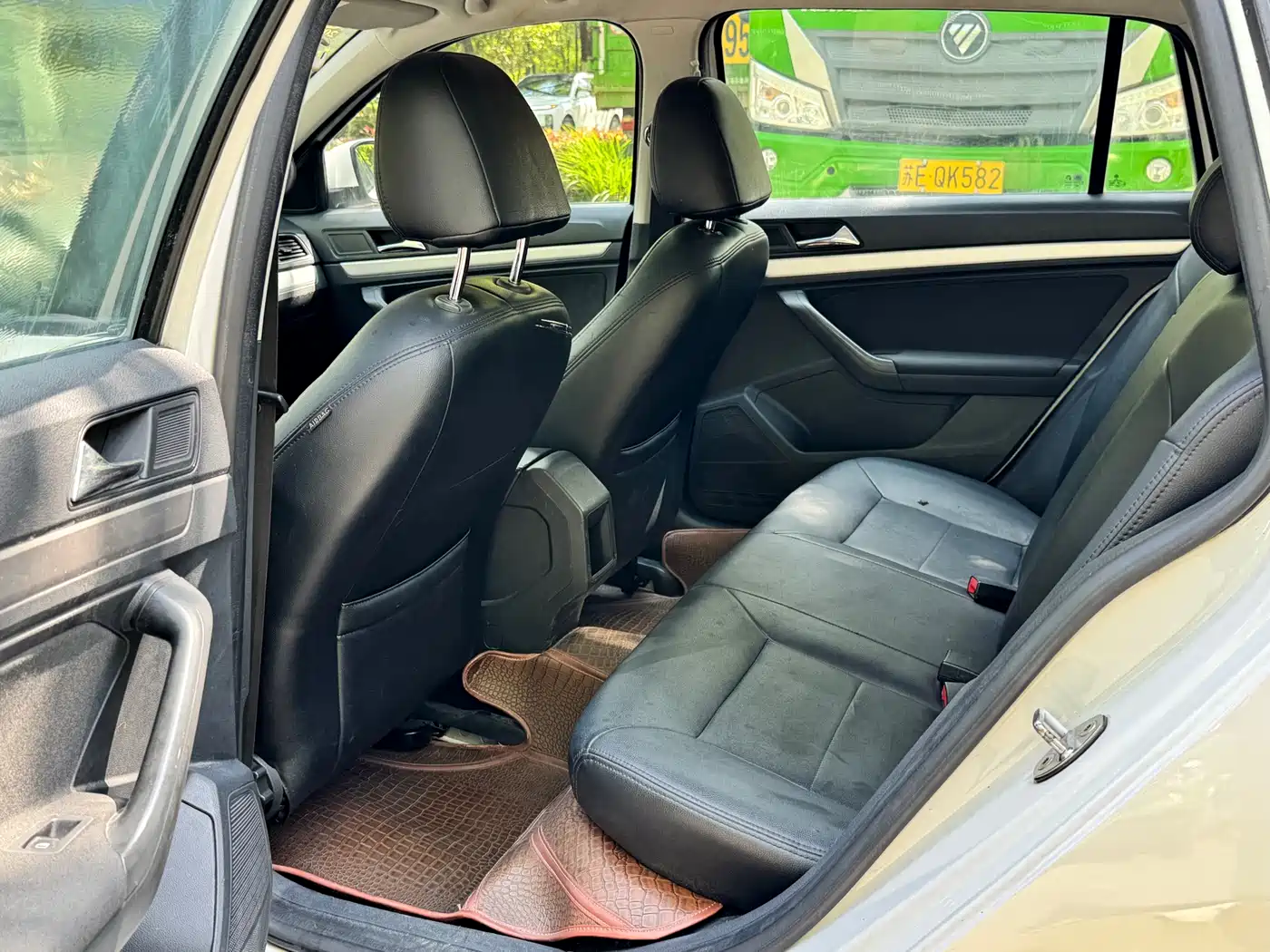 Volkswagen Lavida Tour 2015 1.6L Automatic Trend Edition фото 7