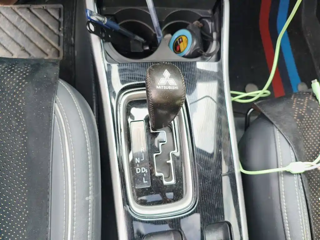 Photo 7 - Mitsubishi Outlander