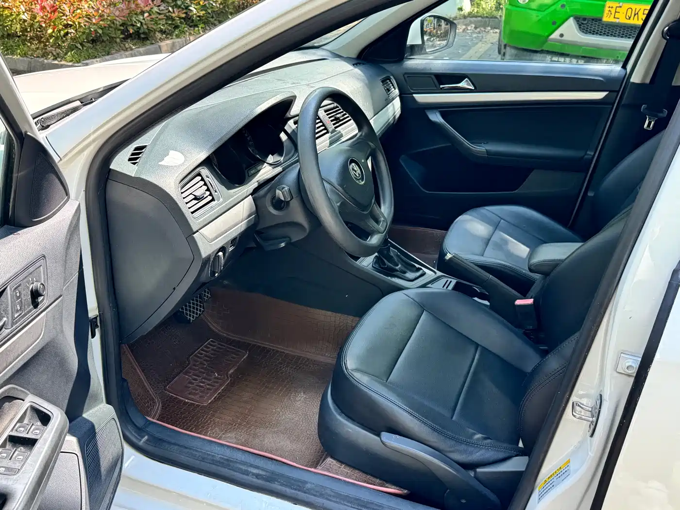 Volkswagen Lavida Tour 2015 1.6L Automatic Trend Edition фото 6