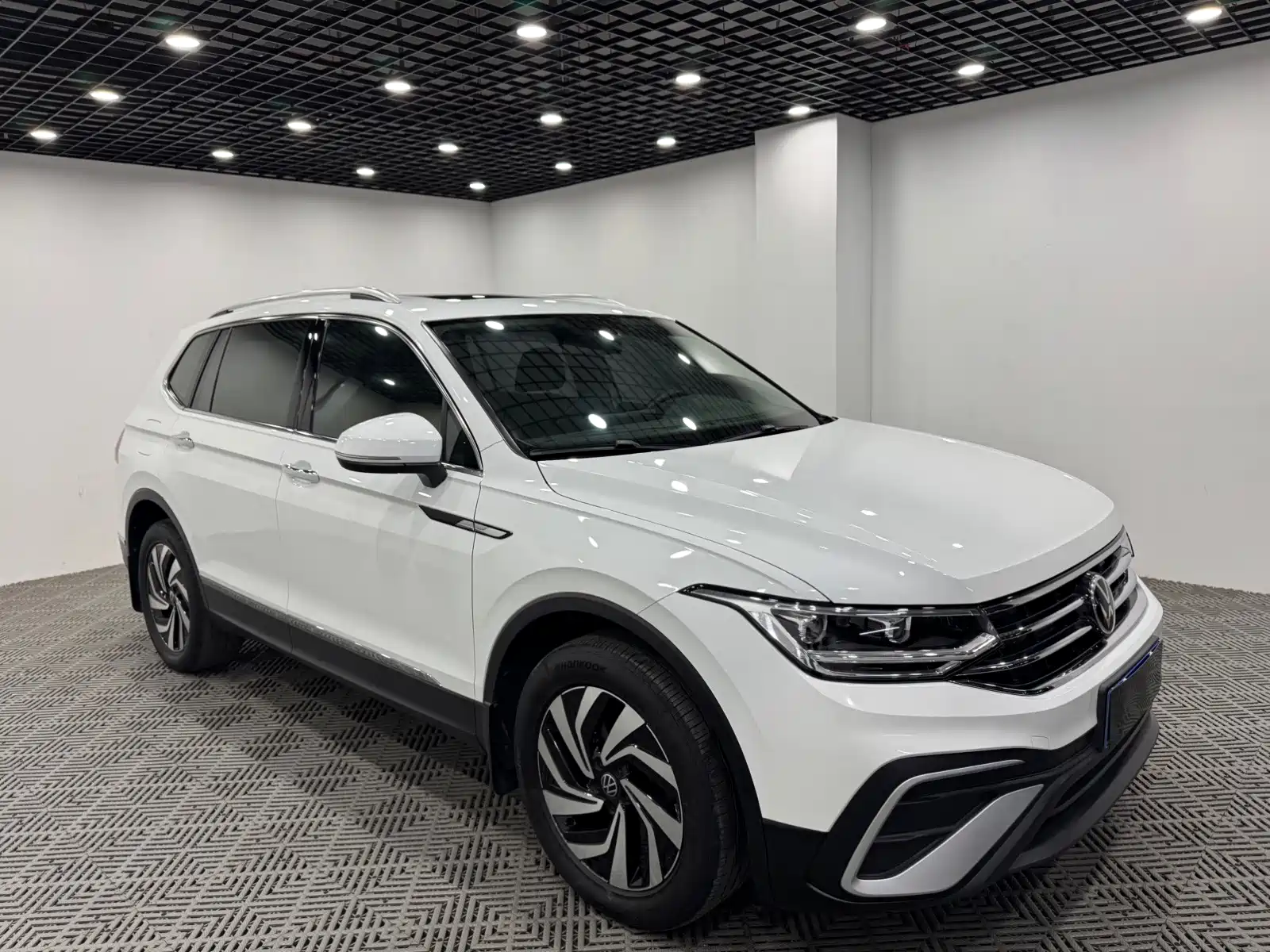 Photo 1 - Volkswagen Tiguan L