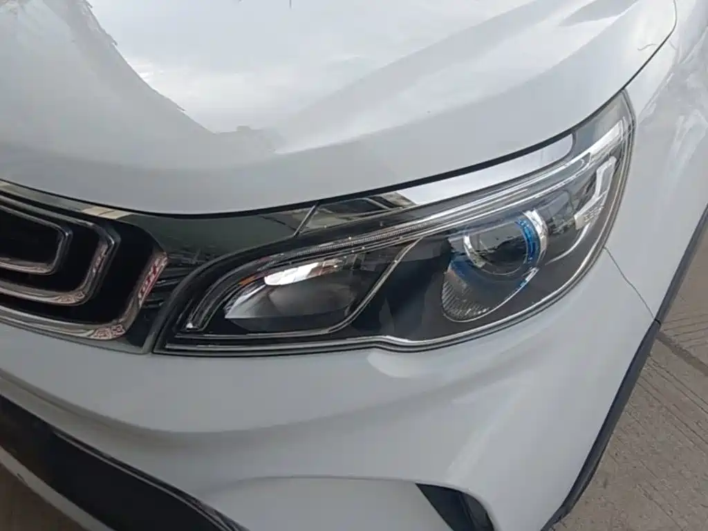 Фото 24 - Geely Vision X3
