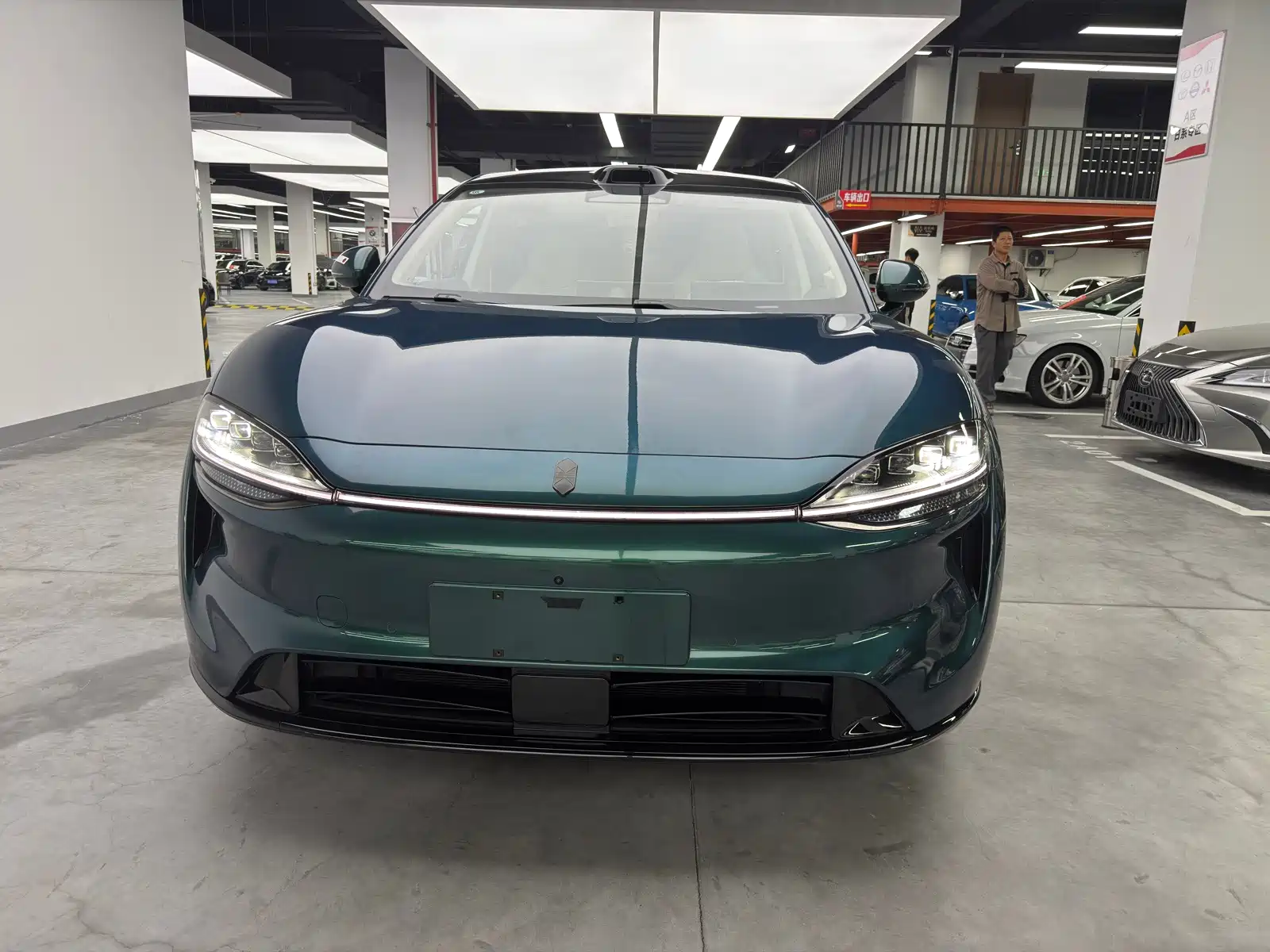 Photo 2 - Zhijie Luxeed R7