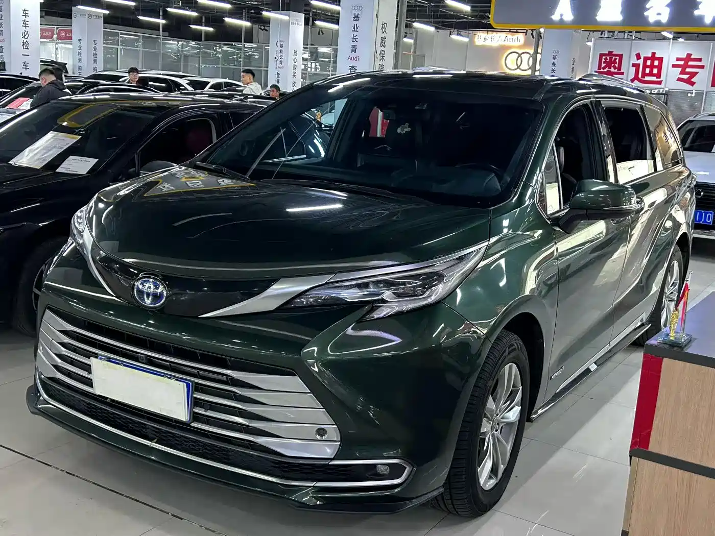 Toyota Sienna 2021 2.5L Hybrid Platinum Edition фото 12