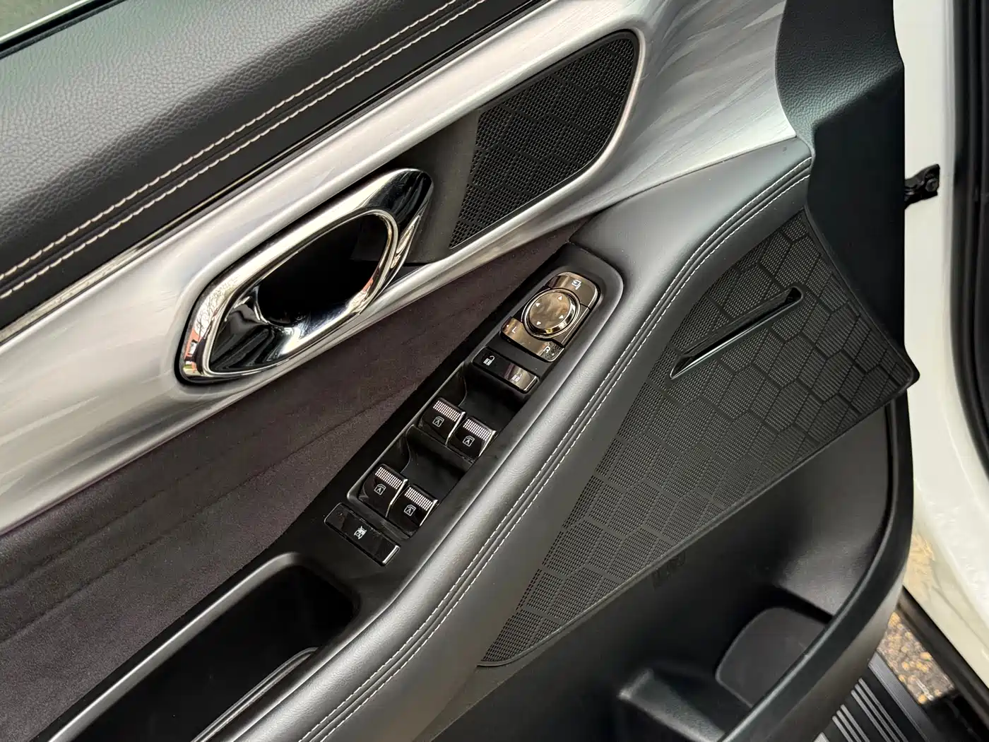 GAC Trumpchi Trumpchi GS8 2022 Dual Engine Series 2.0TM 2WD Premium Edition (6-Seater) фото 13