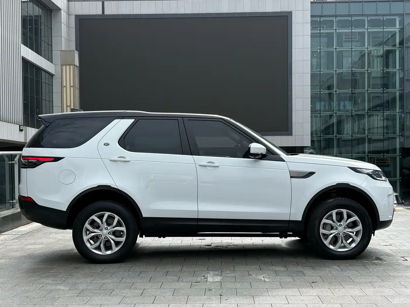 Land Rover Discovery 2019 3.0 SC V6 SE фото 5