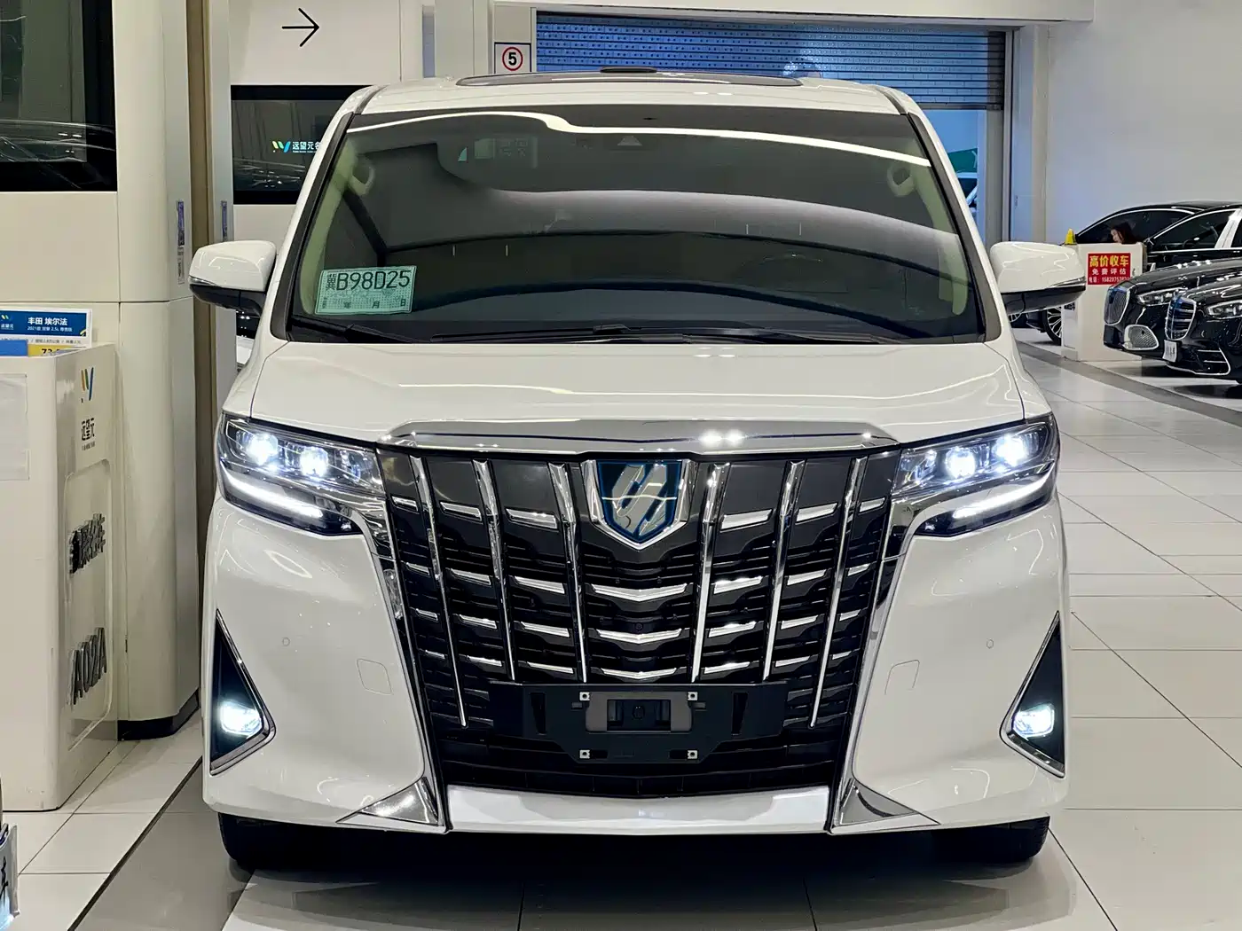 Toyota Alphard 2021 Hybrid 2.5L Premium фото 2
