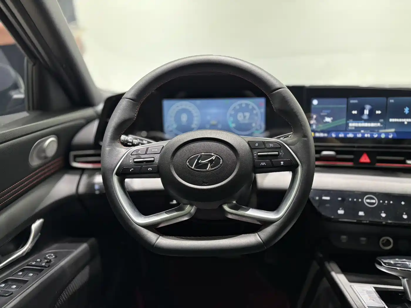 Hyundai Elantra 2022 1.5L CVT 20th Anniversary Edition фото 13