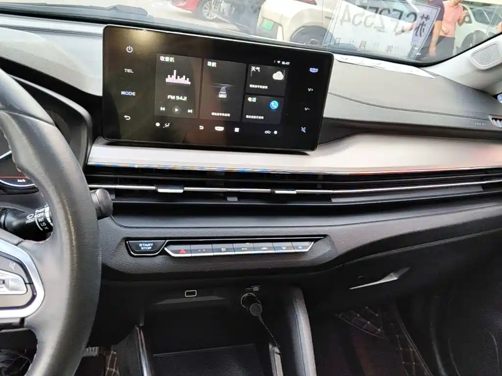 Фото 13 - Geely Vision X3