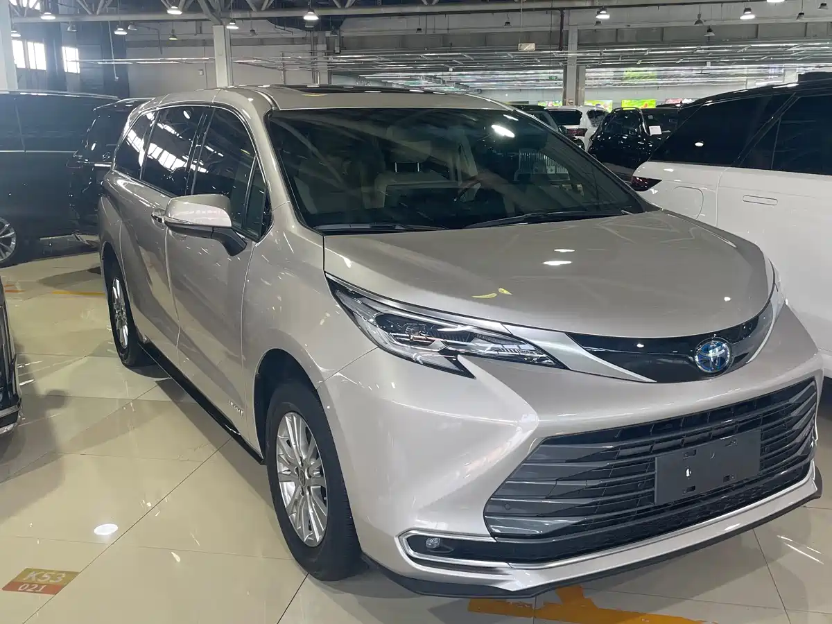 Toyota Sienna 2023 2.5L Hybrid Premium Edition фото 10