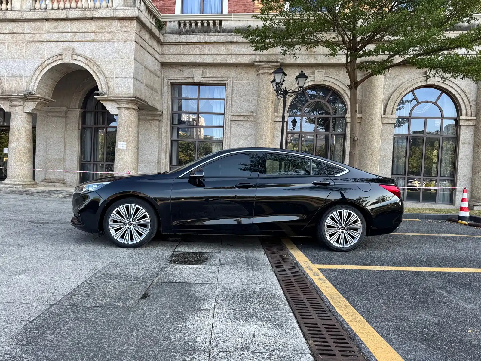 Фото 38 - Hongqi H5