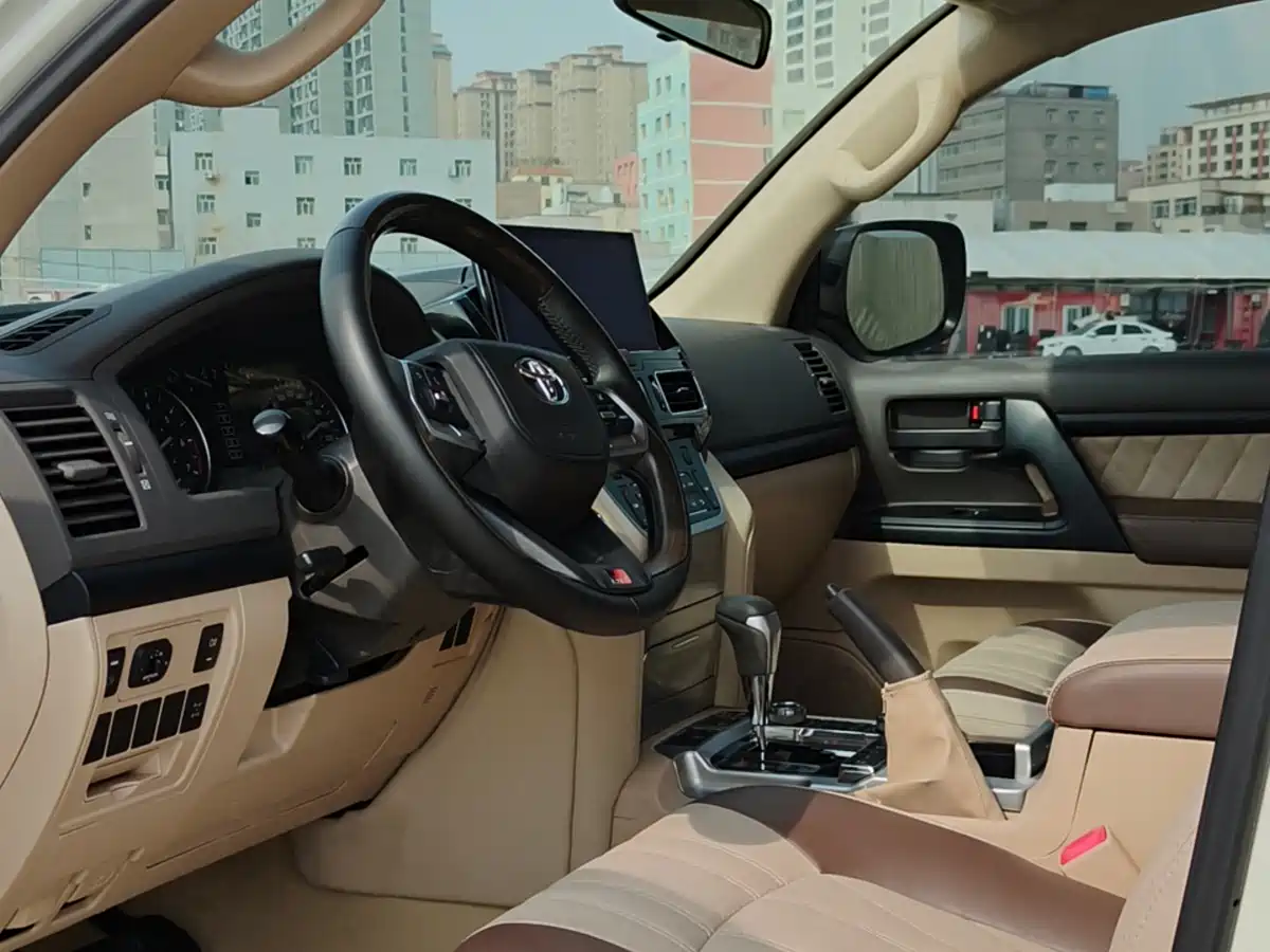 Toyota Land Cruiser (Import) 2015 4.0L V6 Middle East Low Configuration Edition фото 4