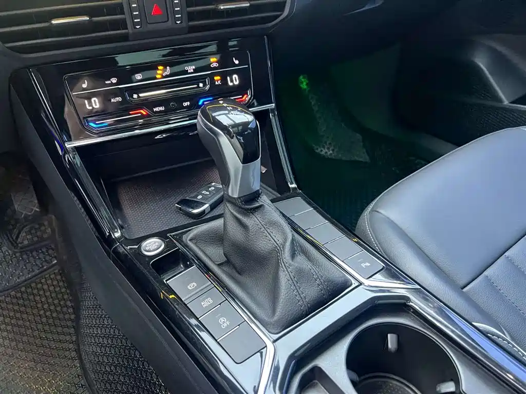Volkswagen Passat 2023 330TSI Starlight Elite Edition фото 20