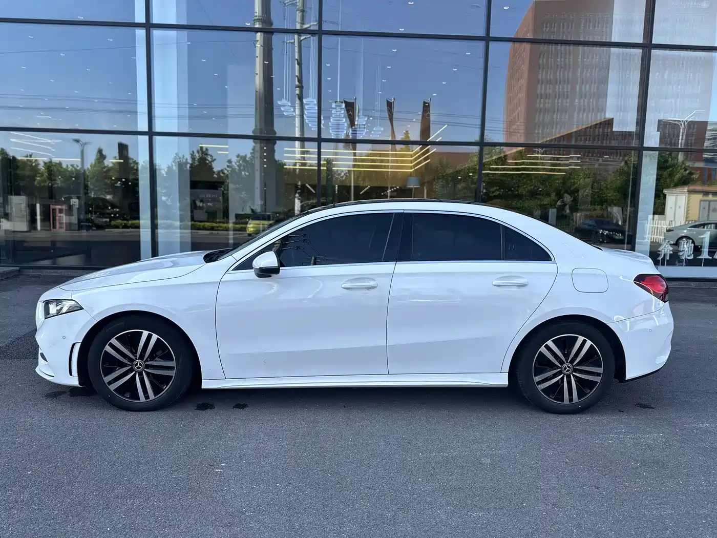 Mercedes-Benz A-Class 2019 A 180 L Sport Sedan фото 4
