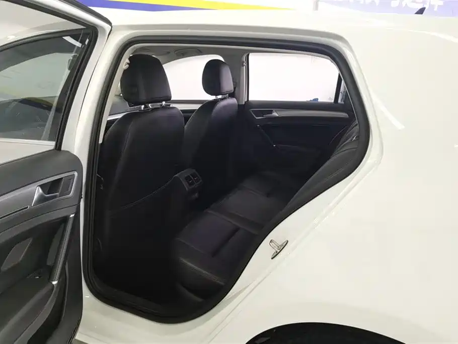 Volkswagen Golf 2020 200TSI DSG Comfort Progressive Edition фото 11