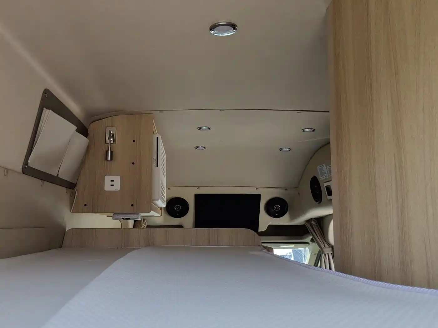 SAIC Maxus V100 RV 2023 2.0T Traveler V100 Mountain Retreat Edition Longitudinal Bed фото 15
