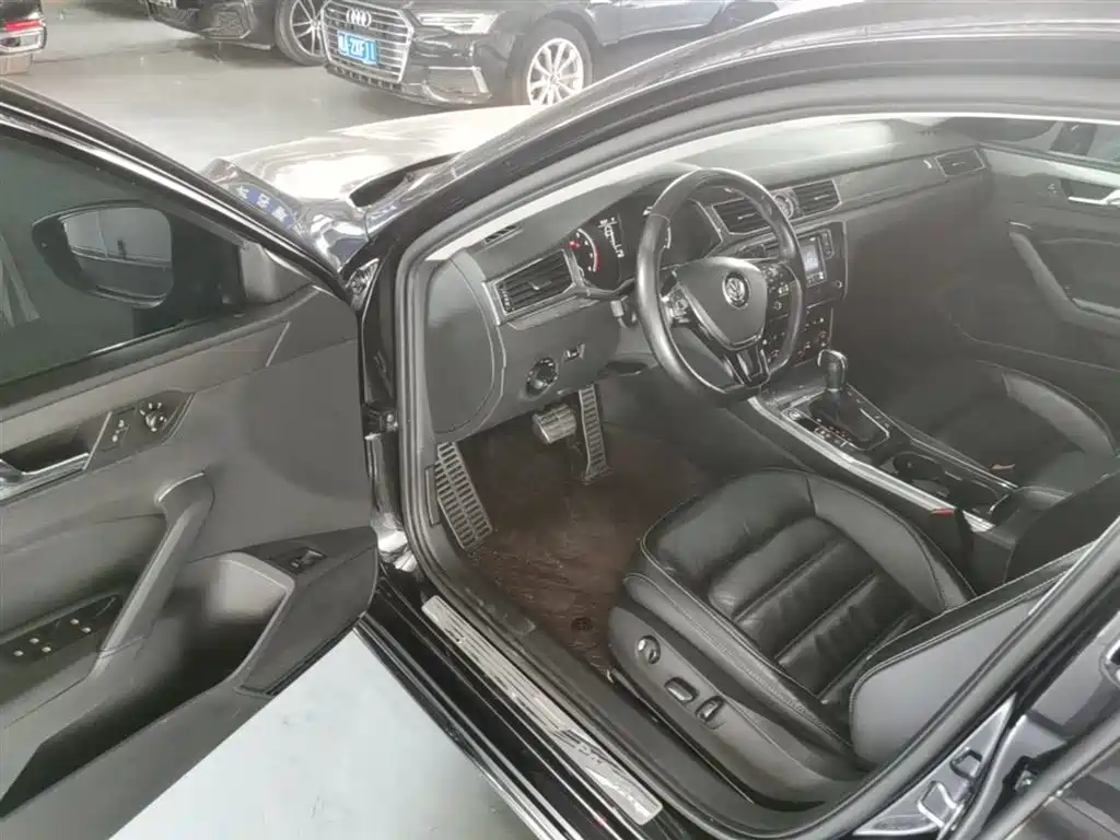 Volkswagen Passat 2017 330TSI DSG Prestige фото 16