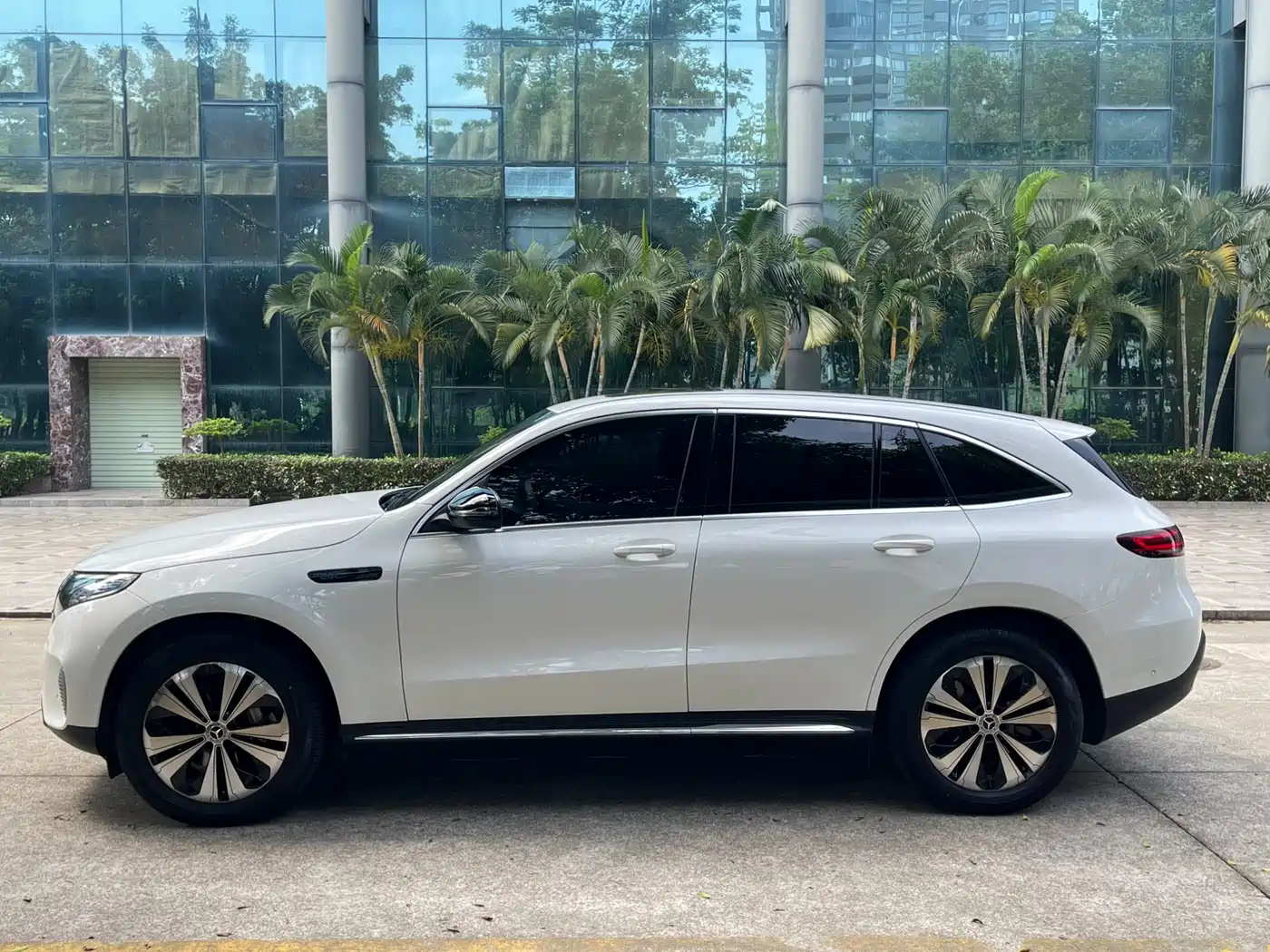 MERCEDES-BENZ EQC