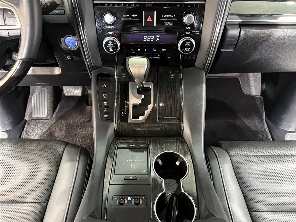Lexus LM 2020 300h Seven-Seater Elegance Edition фото 12