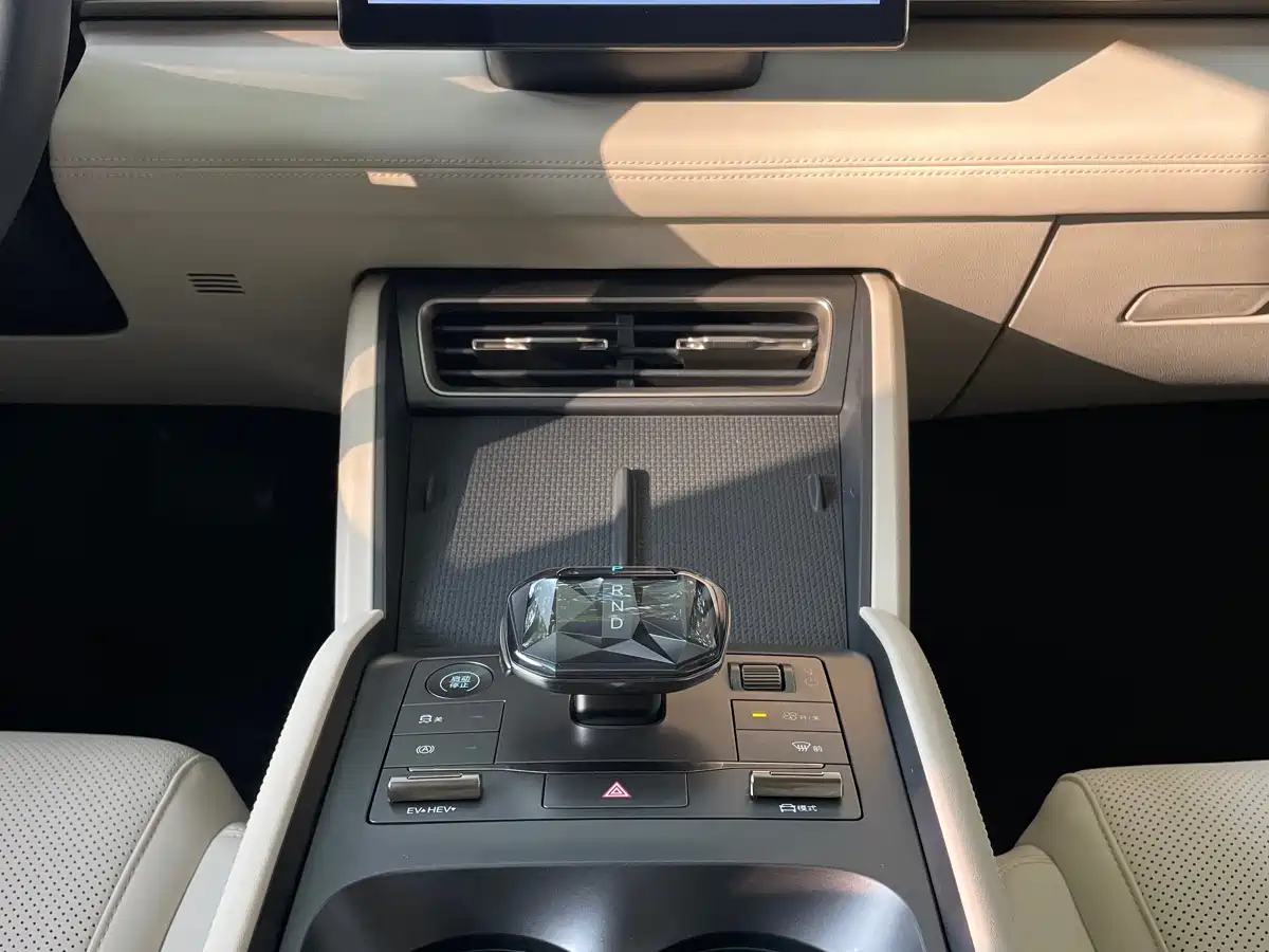 BYD Qin L 2024 DM-i 80KM Leading Edition фото 8