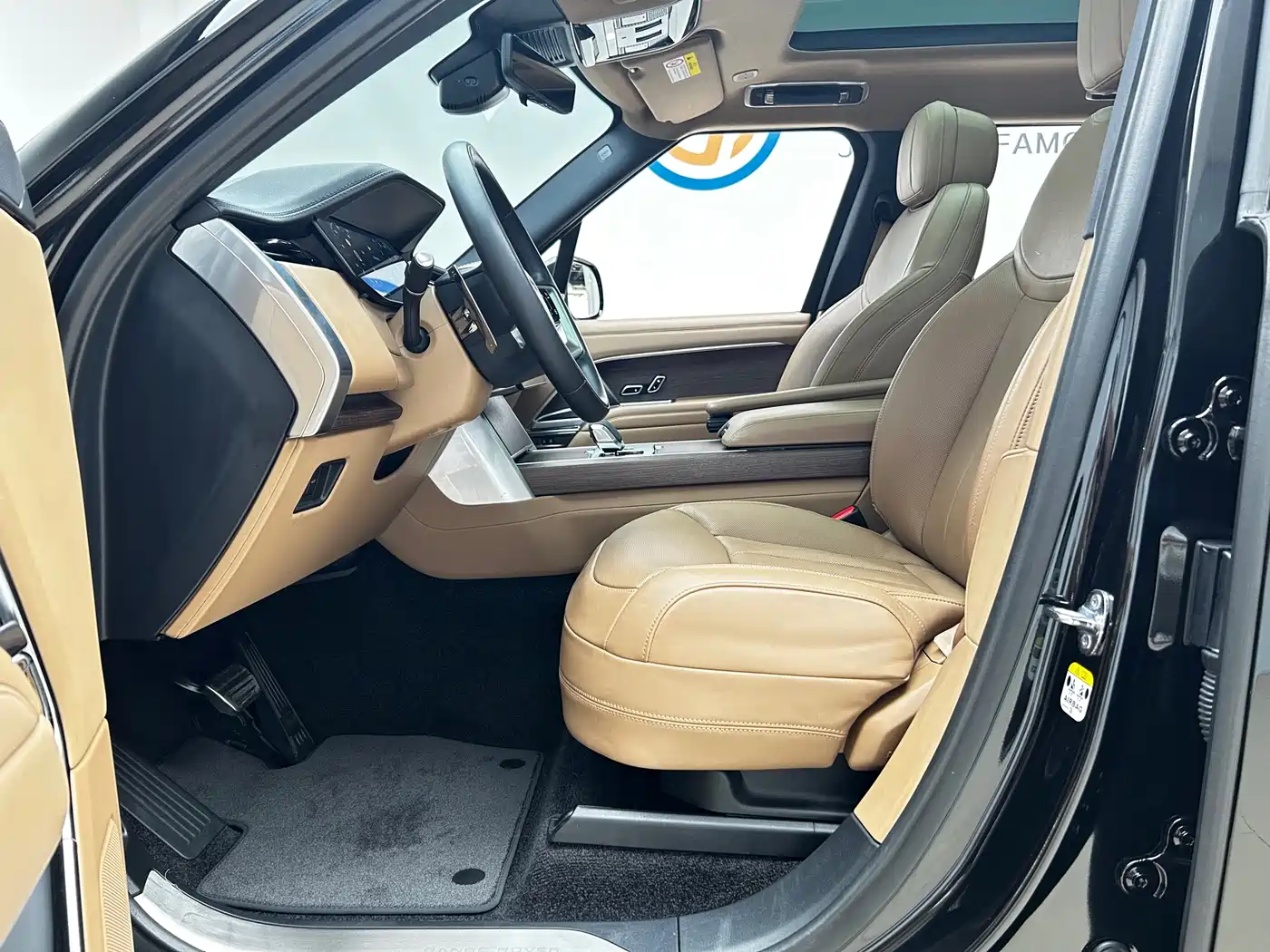 Land Rover Range Rover 2024 3.0 L6 360PS Golden Age Edition фото 6