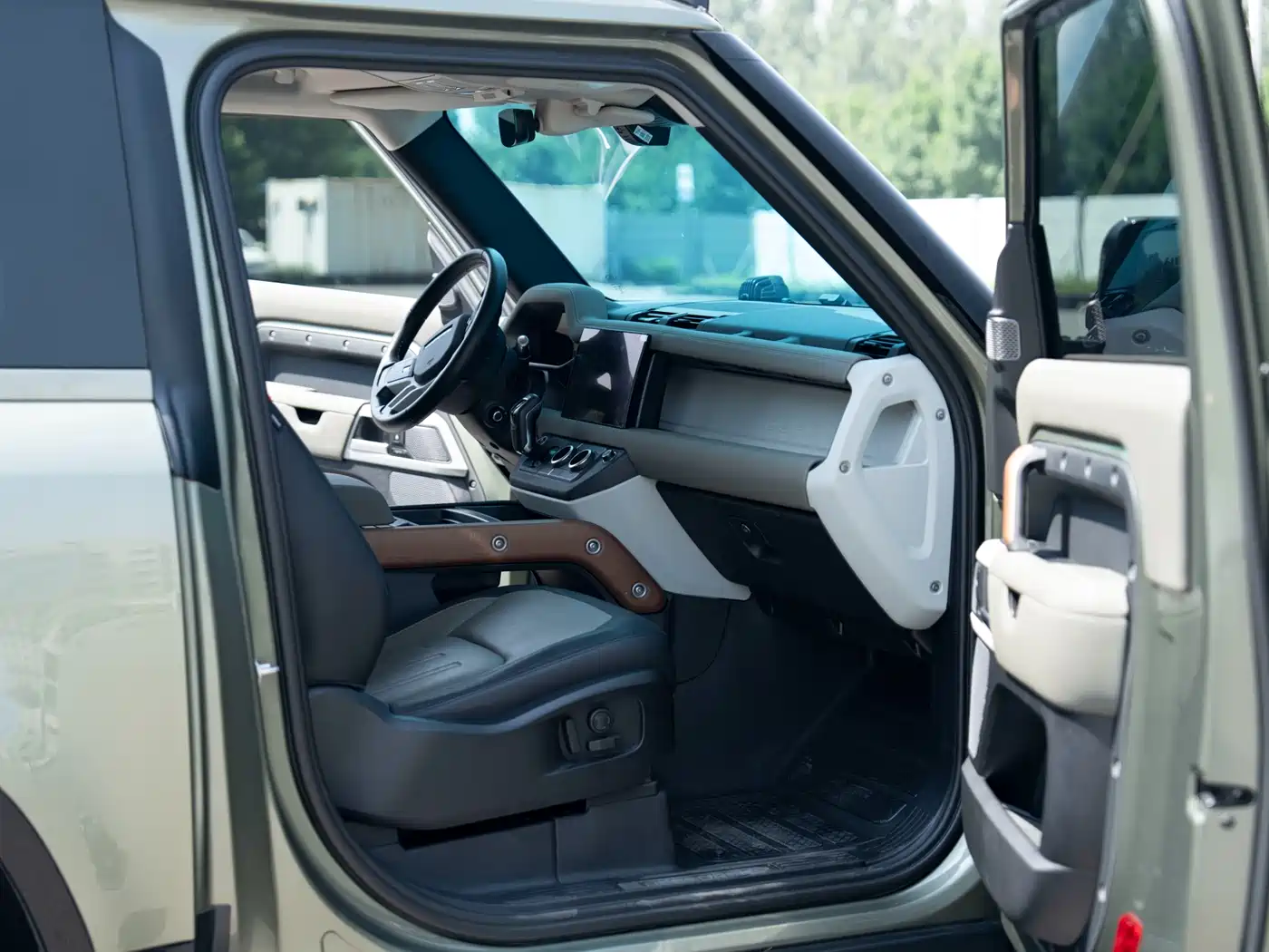 Land Rover Defender 2021 90 P400 Classic Replica Edition фото 13