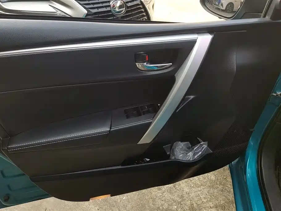 Toyota Corolla Twin Engine E+ 2019 1.8L E-CVT Flagship Edition фото 7