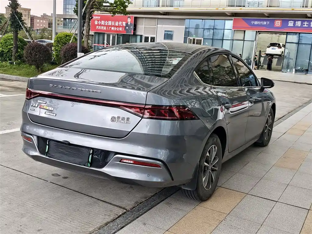 BYD Qin PLUS 2024 Glory Edition DM-i 55KM Leading фото 7