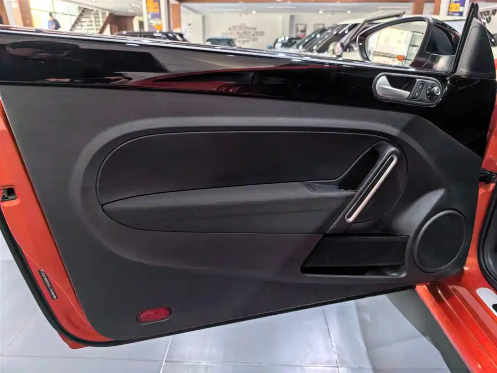 Volkswagen Beetle 2016 Model 180TSI Club Edition фото 14