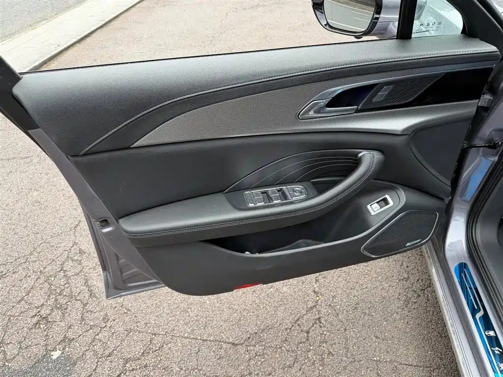 Hongqi H5 2023 2.0T Auto Smart Connect Flag Enjoy фото 6