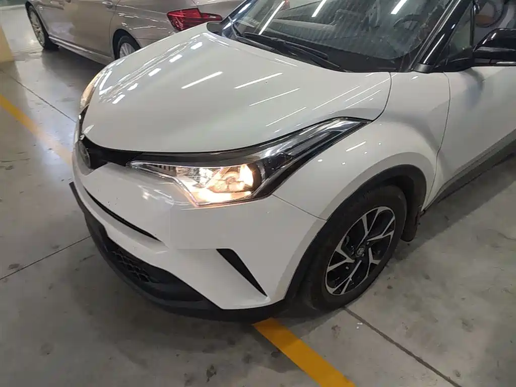 Toyota C-HR 2018 2.0L Leading Sunroof Edition V фото 24