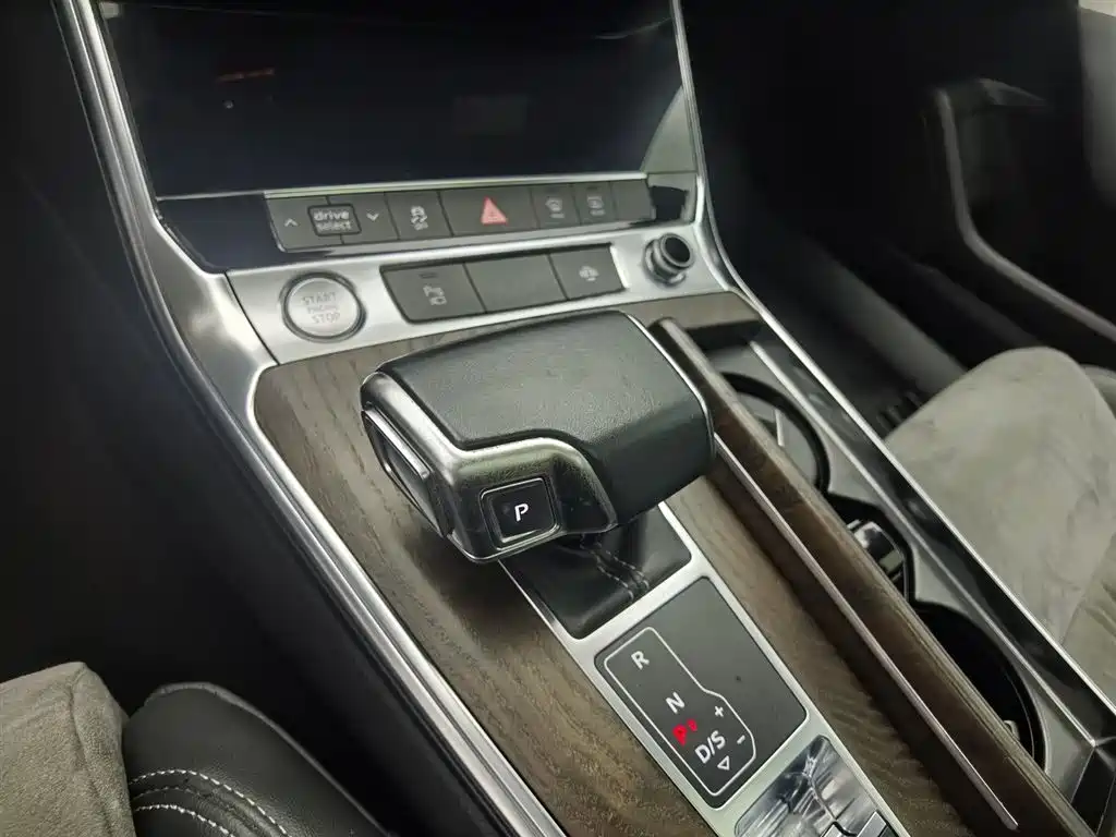 Audi A6L New Energy 2020 55 TFSI e quattro фото 13