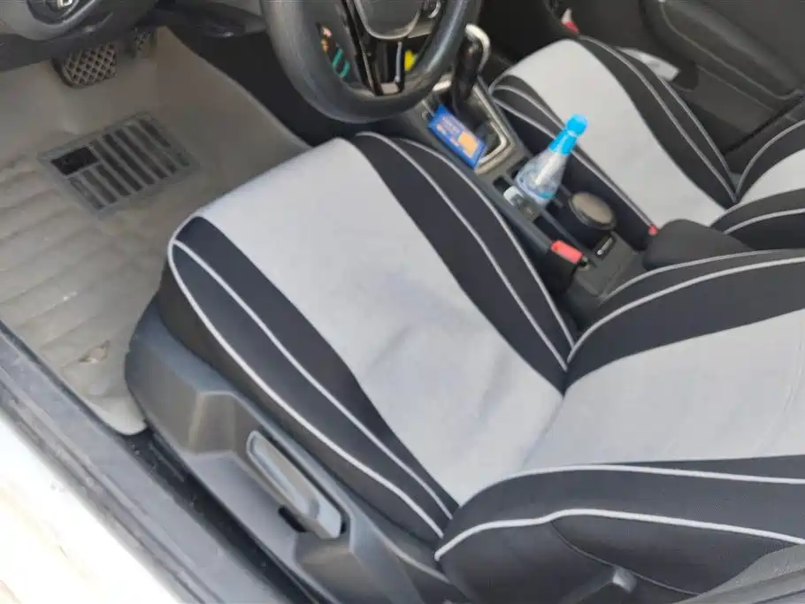 Volkswagen Golf 2015 1.6L Automatic Comfort фото 9