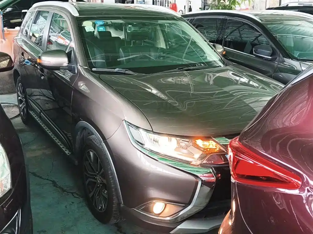 MITSUBISHI OUTLANDER