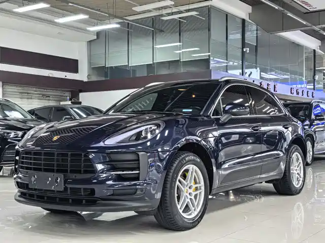 PORSCHE MACAN