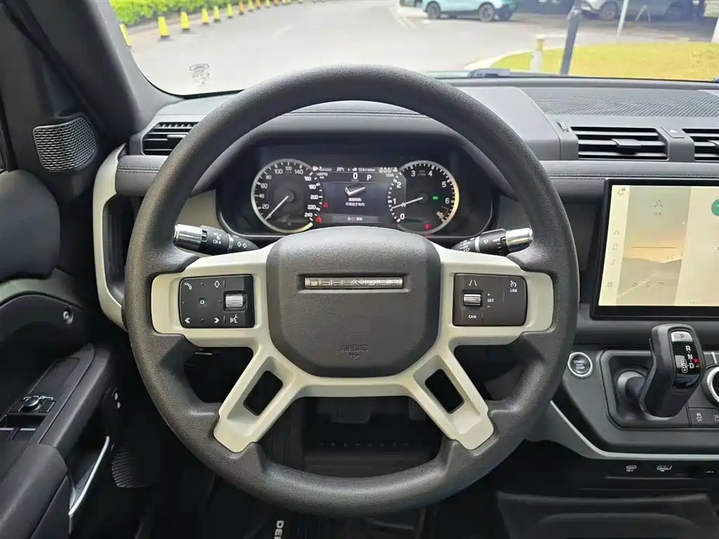 Land Rover Defender 2022 Model 90 2.0T P300 SE фото 8