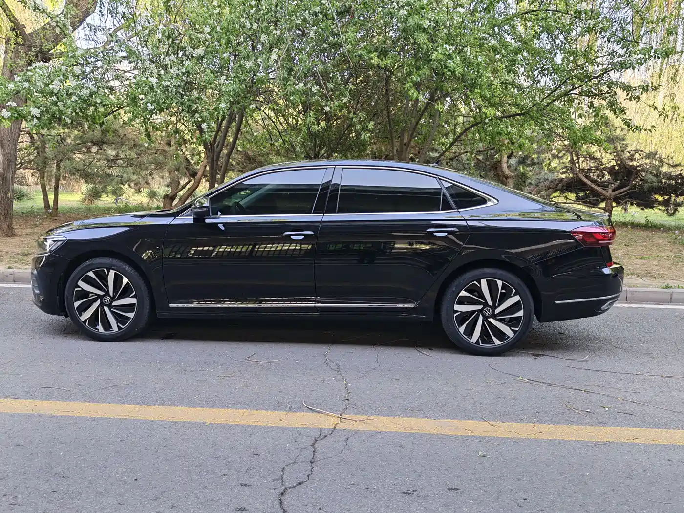 Volkswagen Passat 2025 Outstanding 380TSI Dragon Soaring Edition фото 10