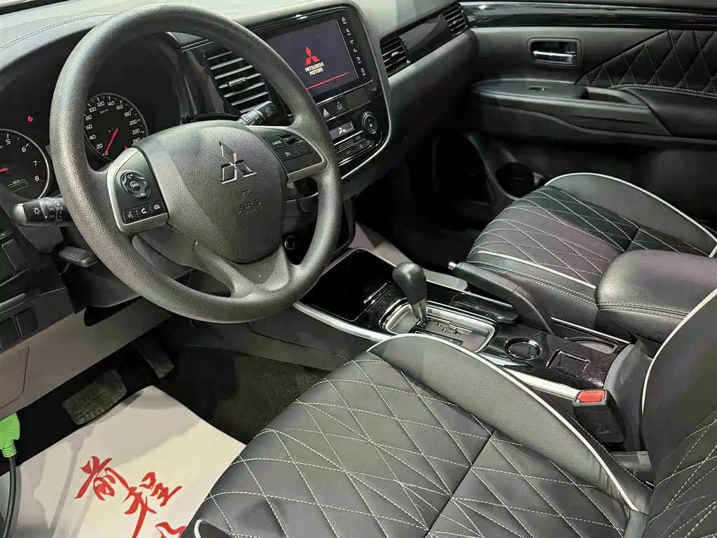 MITSUBISHI OUTLANDER
