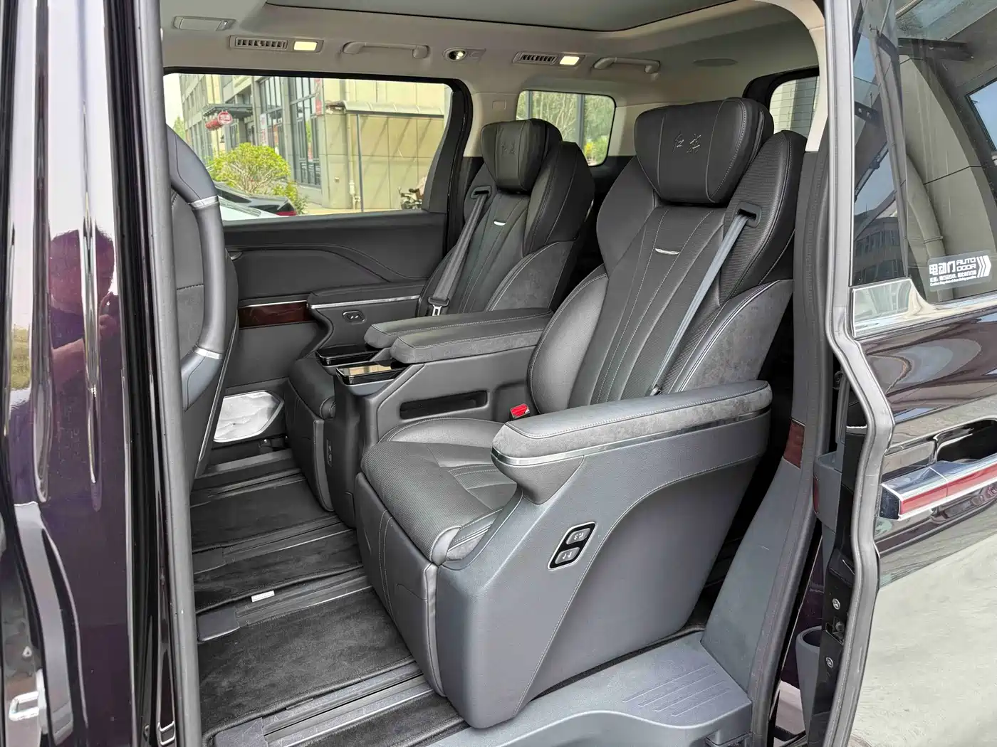 Hongqi HQ9 PHEV 2024 Model 2.0T AWD Luxury Edition фото 8