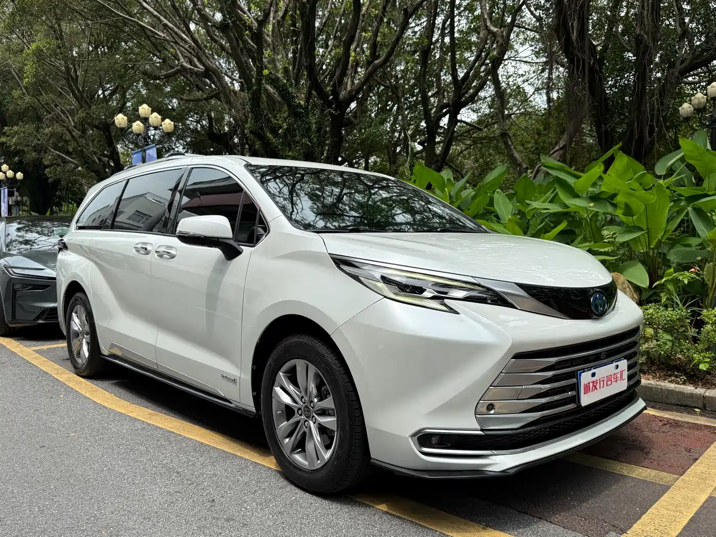 Toyota Sienna 2021 2.5L Hybrid Platinum Edition фото 2