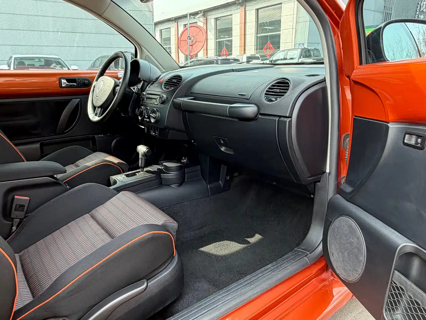 Volkswagen Beetle 2010 Model 2.0 BlackOrange Comfort Edition фото 11