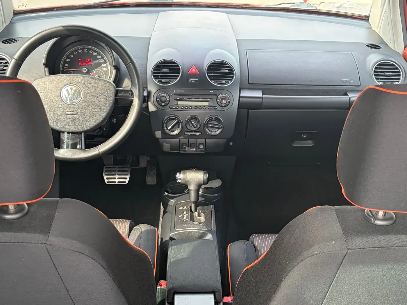 Volkswagen Beetle 2010 Model 2.0 BlackOrange Comfort Edition фото 15