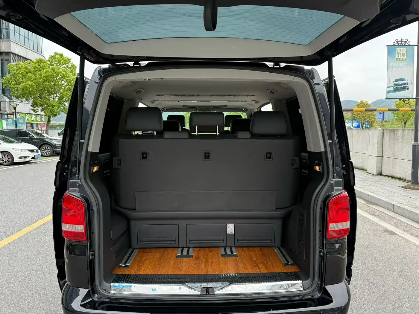 Volkswagen Multivan 2012 2.0TSI 2WD Luxury Edition фото 9